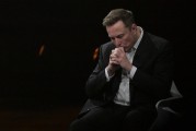 问卦求签特斯拉股价收涨超3%：特朗普无意沟通，马斯克父亲劝儿子低头