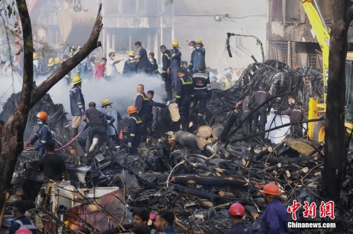 当地时间6月12日，印度航空一架客机在执飞艾哈迈达巴德至伦敦盖特威克航线时在飞行过程中坠毁，航班上共有242人。据外媒报道称，飞机坠毁在当地的一所(💁)医学院的(🛎)宿舍区内。据路透社报道，现场找到的尸体可能包括乘客与地面的遇难者。根据(📡)现场拍摄的照片和视频显示，飞机残骸散落在建筑(🎯)物周围，机身卡在了建筑物顶部。图为搜救队在飞机坠毁现场进行救援。图/视(🏵)觉中国